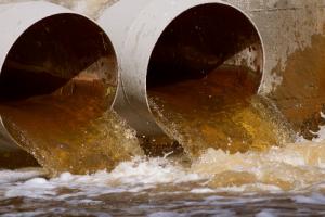 Firma może legalnie odprowadzać ścieki do rzek, ale są warunki