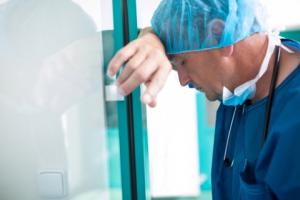 Raport: prawie 60 proc. lekarzy pracuje dla więcej niż jednej placówki