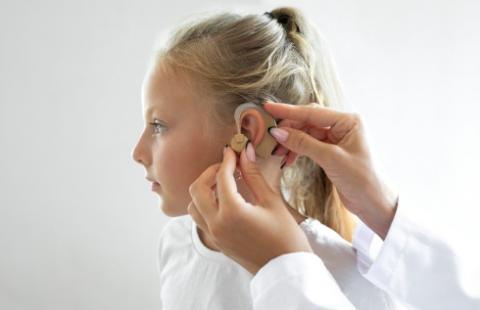 NFZ finansuje implanty słuchowe, ale awaria wyłącza pacjenta na lata