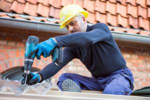 Azbest utknął na dachach, potrzeba kolejnych 50 lat