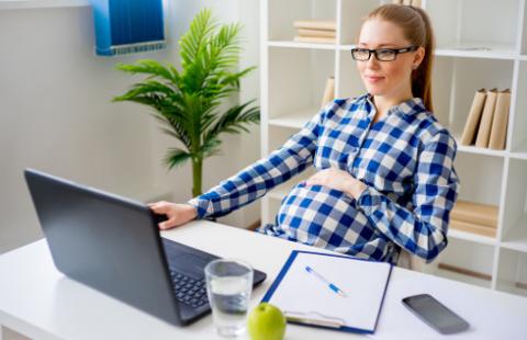 Praca kobiet w ciąży za słabo chroniona - to problem systemowy