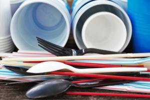 Rząd przyjął przepisy zakazujące sprzedaży plastikowych kubków i talerzy