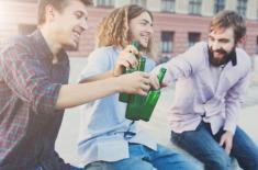 NSA: Można pić alkohol w miejscach publicznych, jeśli radni pozwolą