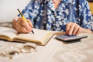 Dodatek wdowi albo renta wdowia – dwa sposoby na poprawę sytuacji emeryckich gospodarstw domowych