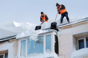 Obowiązek odśnieżania dachów – inspekcja przypomina o zasadach BHP