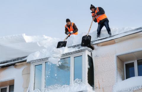 Obowiązek odśnieżania dachów – inspekcja przypomina o zasadach BHP