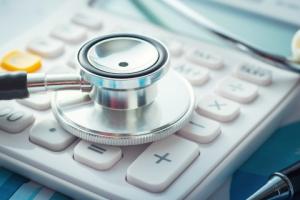 Wchodzi w życie ustawa przesuwająca z budżetu do NFZ finansowanie części świadczeń