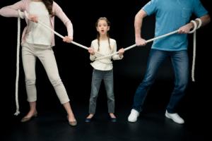 Dziecko nie chce spotkań z ojcem lub matką? Sądy zaczynają dostrzegać, że jest manipulowane