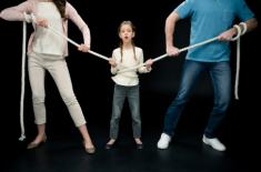 Dziecko nie chce spotkań z ojcem lub matką? Sądy zaczynają dostrzegać, że jest manipulowane