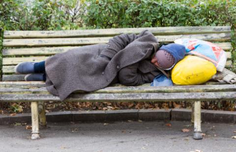 Przez obsługę dodatków osłonowych, pomoc społeczna odsunięta na drugi plan