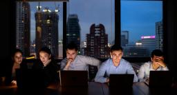 Praca lub dyżur w sylwestrową noc - czy pracownicy mogą liczyć na ekstra wynagrodzenie?