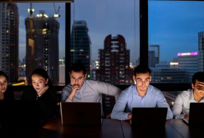 Praca lub dyżur w sylwestrową noc - czy pracownicy mogą liczyć na ekstra wynagrodzenie?