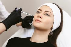 Kwas hialuronowy wstrzyknie tylko lekarz? Wraca spór o branżę beauty