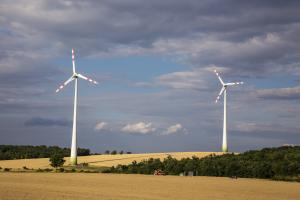 Rząd ma nowe priorytety w odnawialnej energii, a ustawa wiatrakowa wciąż blokowana