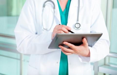 Tracą ważność pierwsze certyfikaty wydane lekarzom - przypomina ZUS