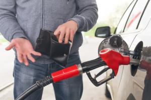 UOKiK sprawdzi "cud cenowy" na stacjach paliw