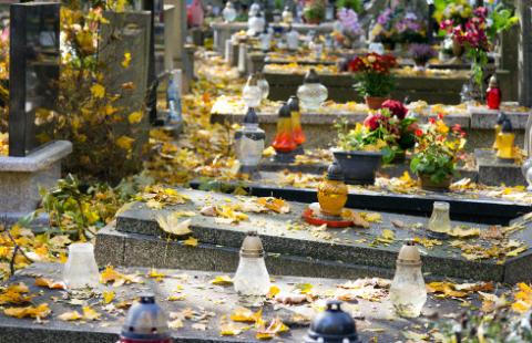 Pamięć o przodkach niematerialna, ale zaniedbanie grobu może kosztować
