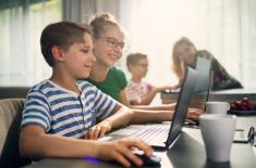 Najpierw uczniowie czwartych klas, a potem nauczyciele dostaną laptopy