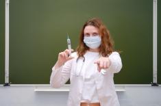 Farmaceuta zaszczepi przeciwko grypie po odbyciu kursu kwalifikacyjnego