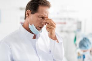 Raportowanie zdarzeń niepożądanych nie musi oznaczać ścigania lekarzy