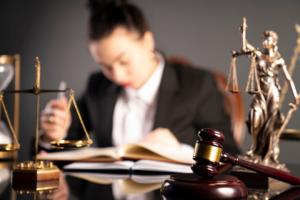Praktyka praktyce nierówna - wśród prawników spór, czy powinna być odpłatna
