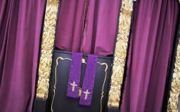 Ksiądz ubrany w szaty liturgiczne nie jest przedmiotem czci religijnej