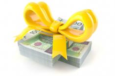 Uchwała NSA: Darowizna pieniężna bez podatku tylko przelewem lub przekazem