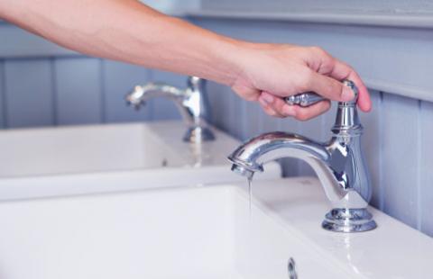 Woda kapie w tej samej cenie, a w budżetach spółek wodociągowych widać dno