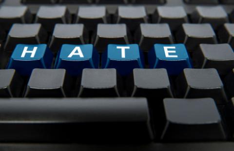 SN: Jedna izba oddala kasację, druga uniewinnia autora wpisu o "k...e z tęczowych polityków"