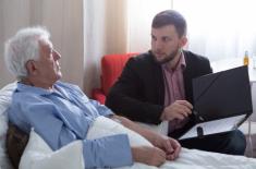 Pracodawca nie może żądać potwierdzenia „poważnych względów medycznych” przy urlopie opiekuńczym