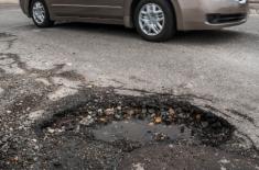 Wyrwa w drodze, uszczerbek w aucie, a kto zapłaci?
