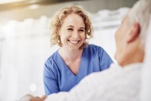 Opiekun medyczny nie zastąpi pielęgniarki, ale może ją odciążyć