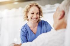 Opiekun medyczny nie zastąpi pielęgniarki, ale może ją odciążyć