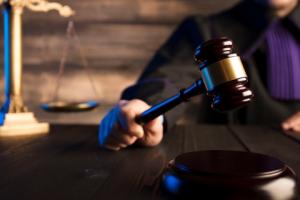 SN: Znieważenia nie było, sędzia ma prawo nawet do niewinnego mówić „oskarżony”