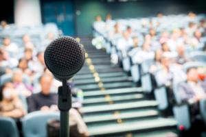 Szkoła i studia powinny być apolityczne i stawiać na praktykę