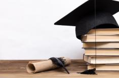 Młodych naukowców w Polsce ograniczają bariery finansowe i organizacyjne