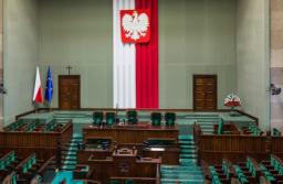 Ustawy uchwalone przez Sejm; m.in. 800 Plus i nowela budżetu