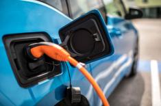 NIK: Podwyżki energii elektrycznej zachwiały elektromobilnością w samorządach