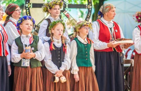 SA: Tańce ludowe na Dzień Matki i Ojca to nie dzieło