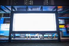 Za umieszczenie szyldu nad chodnikiem grożą kary finansowe