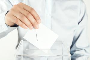 Urna przezroczysta -  czy kartę do głosowania można wrzucić w kopercie?