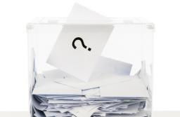 To nic, że urna jest przezroczysta - karty do głosowania nie można wrzucić w kopercie