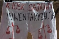 Happening urzędników sądowych przed siedzibą rządu