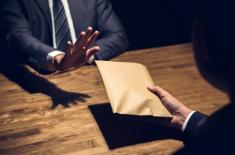 TSUE: Dane osobowe zatrzymane przez dostawców mogą być wykorzystywane w sprawach korupcji w służbie publicznej