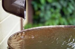 Kiedy instalacje do retencji wody deszczowej wymagają zgłoszenia wodnoprawnego?