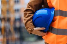 Firma, która zawiesiła działalność gospodarczą, może pożegnać się z publicznym kontraktem