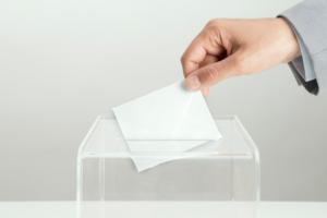 Policja zatrzymuje kolejnych wyborców za wynoszenie kart referendalnych