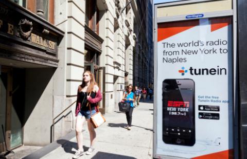 Hot dog za złotówkę do paczki papierosów - Żabka przekroczyła granice etyki