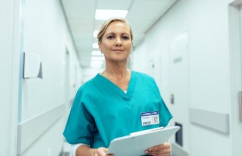 Formalne kwalifikacje pielęgniarki decydują o pensji - sąd przyznał rację szpitalowi