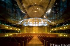 TSUE: Administracja publiczna może zakazać noszenia symboli religijnych